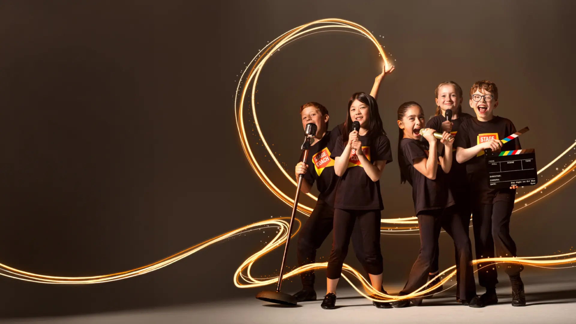 Stagecoach-Kinder mit Mikrofonen und Filmklappe