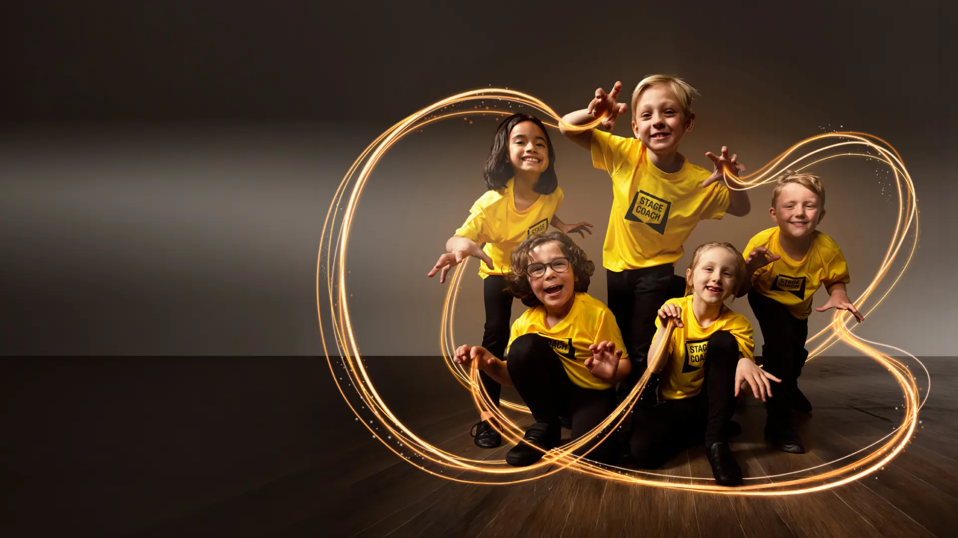 Kinder der Early Stage in gelben Stagecoach-Shirts