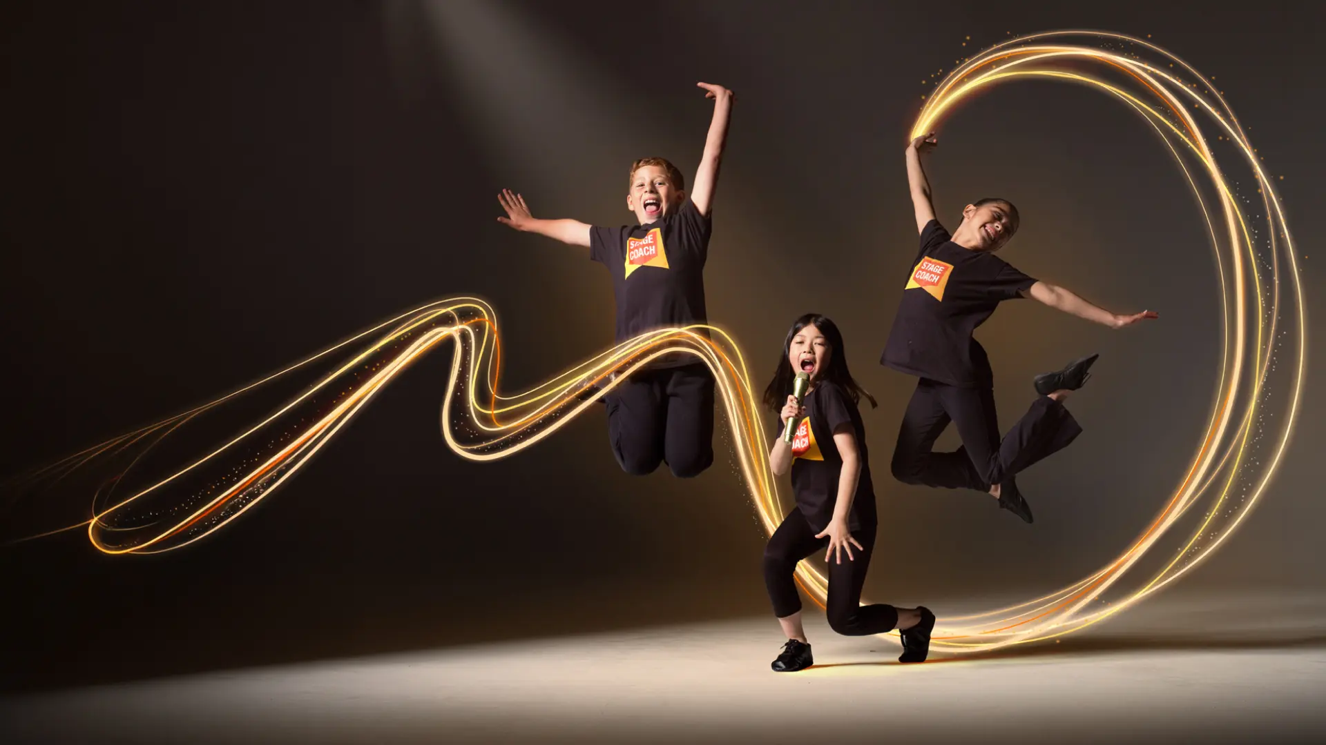 Drei Stagecoach-Talente beim Tanzen und Singen